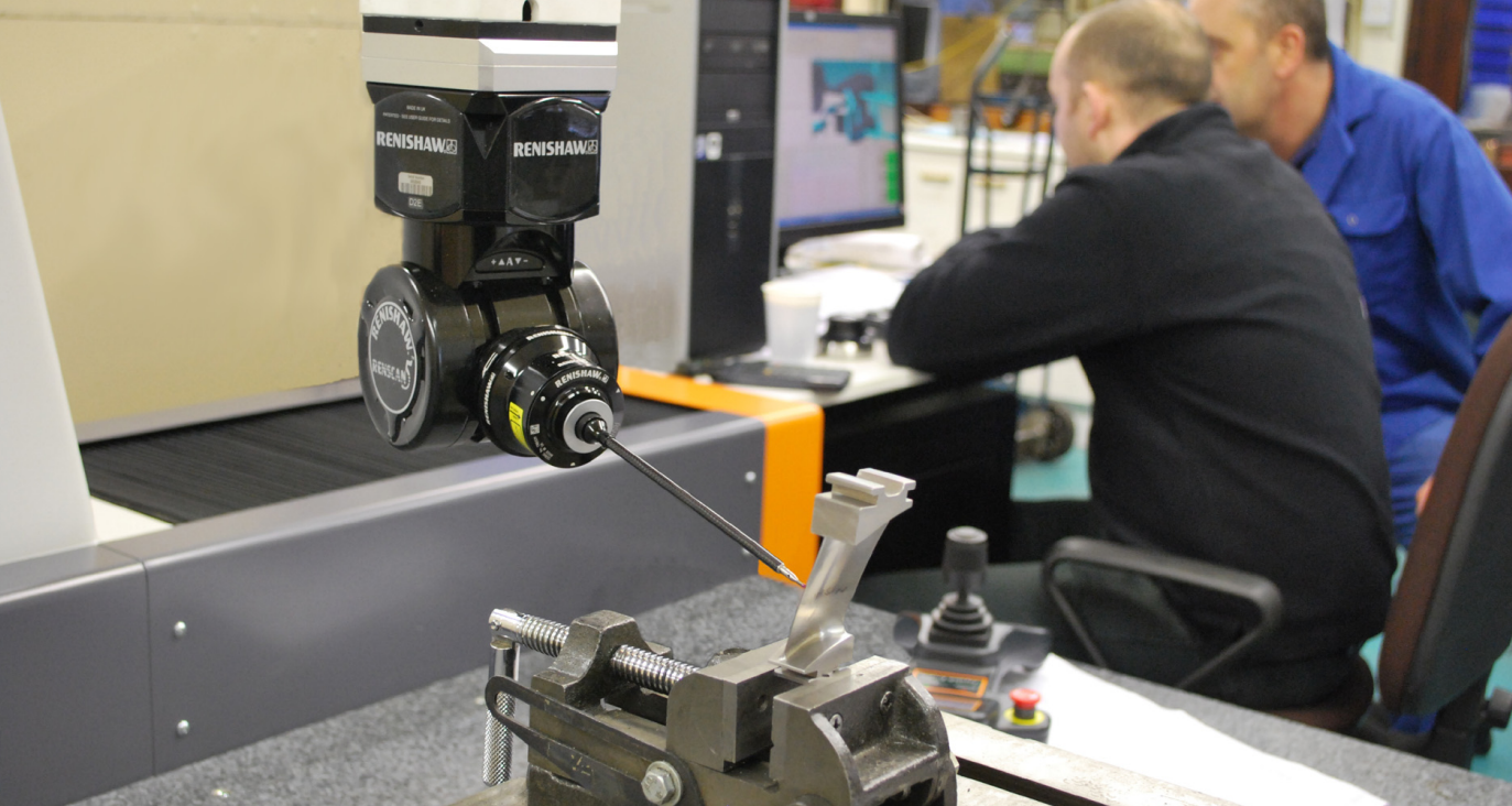 Hệ thống đo lường 5 trục REVO kiểm tra profile cánh quạt, bao gồm cả cạnh dẫn mà trước đây không thể đo lường được.