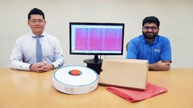 Phó giáo sư Han và Sriram Sami cùng con robot hút bụi họ dùng để thử nghiệm.