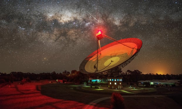 Kính thiên văn Parkes - nơi phát hiện ra tín hiệu lạ từ sao Cận Tinh.