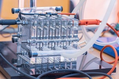 HAI YÊU CẦU BẮT BUỘC KHI SẢN XUẤT TẤM PIN NHIÊN LIỆU HYDRO: BIÊN DẠNG CHUẨN VÀ KÊNH DẪN KHÍ CHÍNH XÁC
